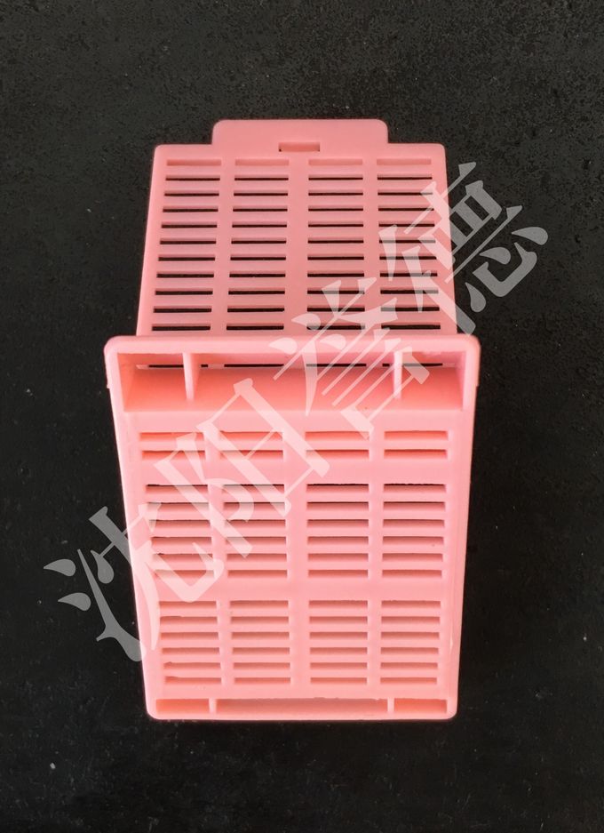 Tejido rosado que integra los compartimientos multi de los casetes para los materiales consumibles del laboratorio del hospital